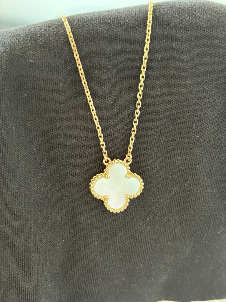Estimation d’un pendentif Van Cleef & Arpels Vintage Alhambra en or jaune Estimation d’un pendentif Van Cleef & Arpels Vintage Alhambra en or jaune