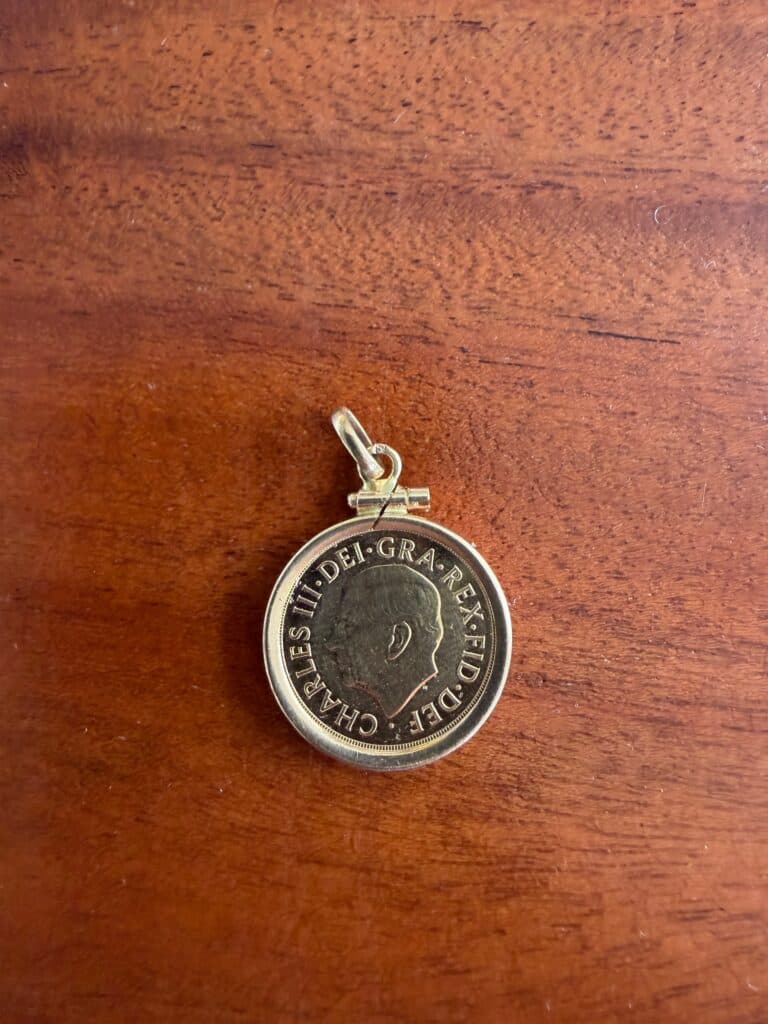 Estimation d’une médaille en or de Charles III : valeur et détails Estimation d’une médaille en or de Charles III : valeur et détails