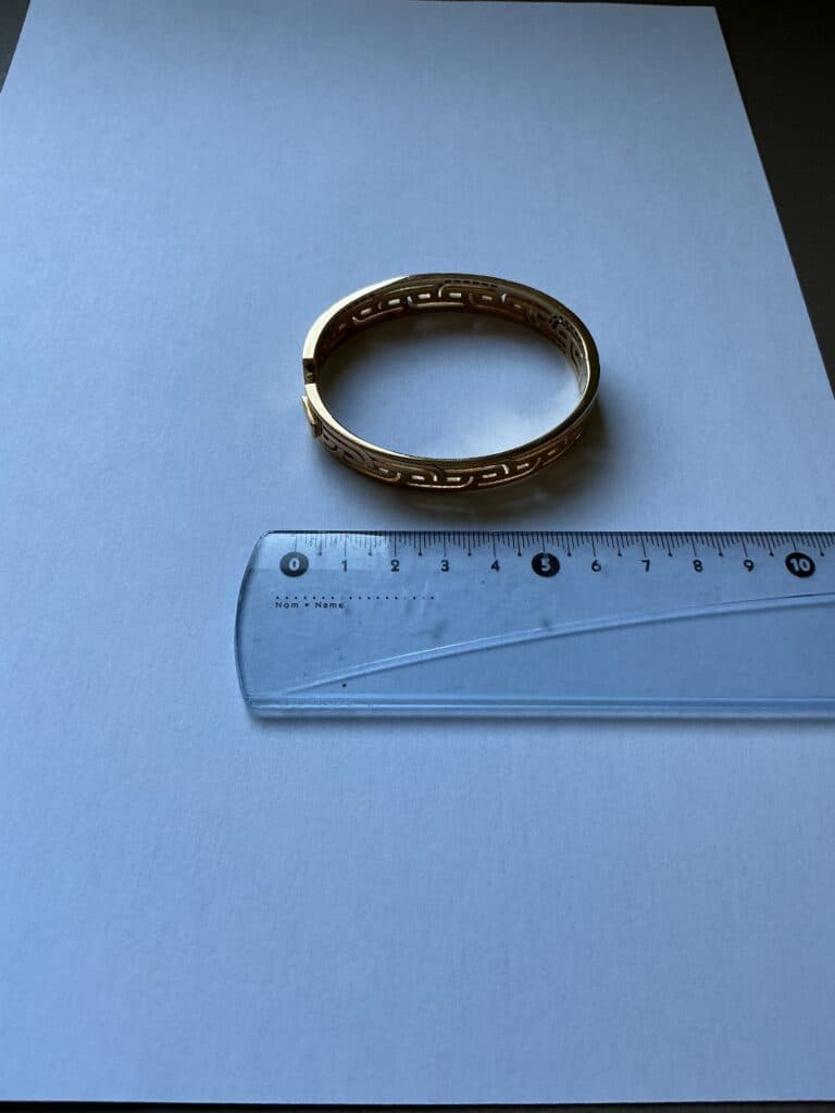 Évaluation d’un bracelet Guy Laroche serti de pierres, 26g, taille 55 Évaluation d’un bracelet Guy Laroche serti de pierres, 26g, taille 55