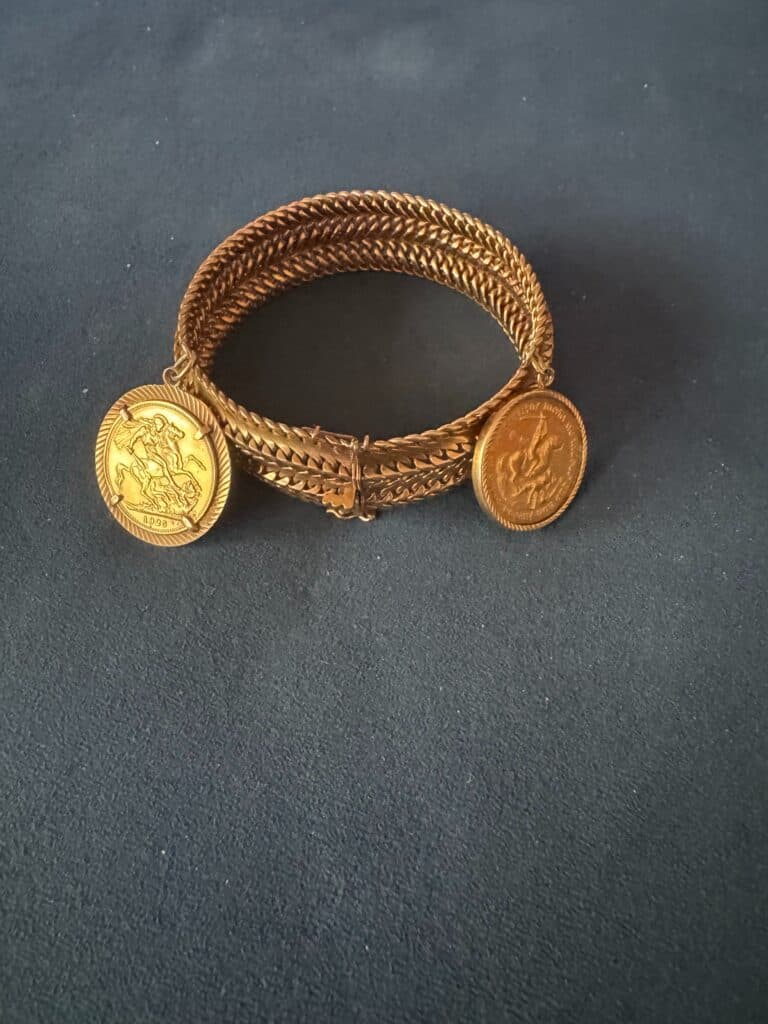 Estimation d’un bracelet en mailles dorées avec pendentifs pièces Estimation d’un bracelet en mailles dorées avec pendentifs pièces