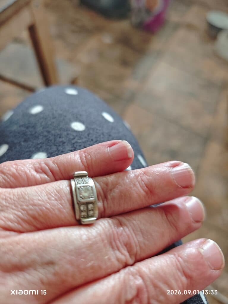 Estimation d’une bague ancienne en argent avec pierre centrale Estimation d’une bague ancienne en argent avec pierre centrale