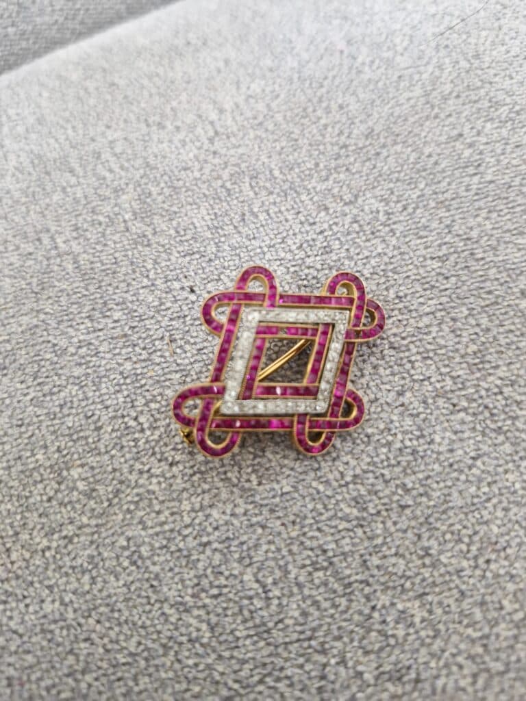 Estimation d’une broche ancienne en or avec rubis et diamant Estimation d’une broche ancienne en or avec rubis et diamant