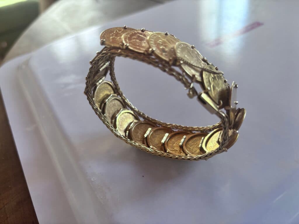 Estimation d’un bracelet vintage en Louis d’or des années 1960 Estimation d’un bracelet vintage en Louis d’or des années 1960