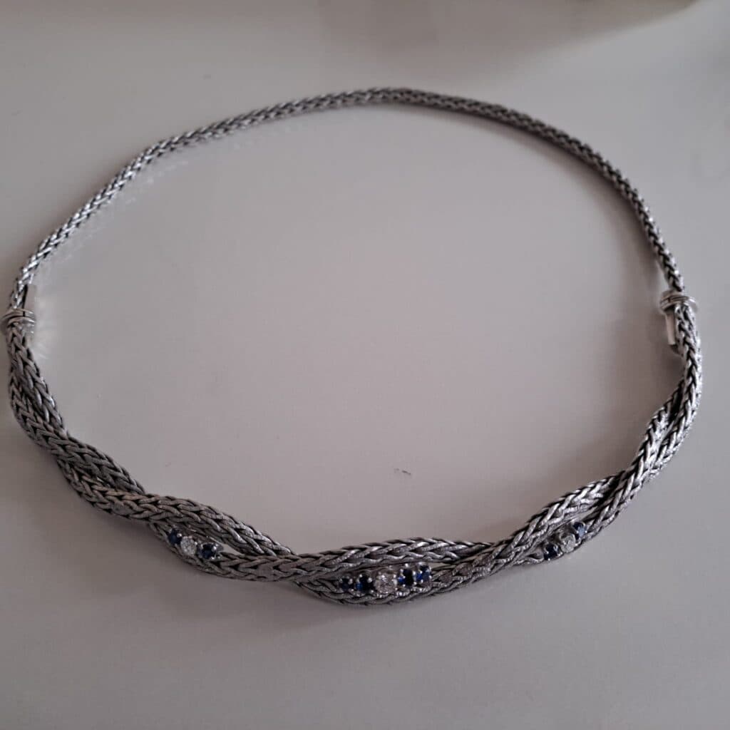 Estimation d’une parure vintage en or blanc 18K avec saphirs et diamants Estimation d’une parure vintage en or blanc 18K avec saphirs et diamants
