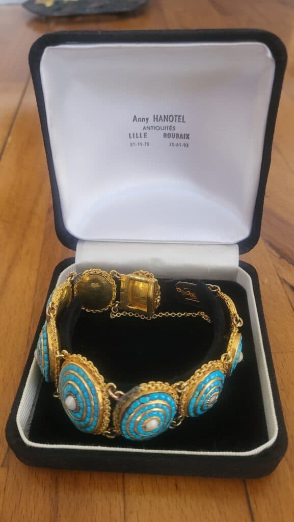 Bracelet ancien en or et turquoises sans poinçon à estimer Bracelet ancien en or et turquoises sans poinçon à estimer