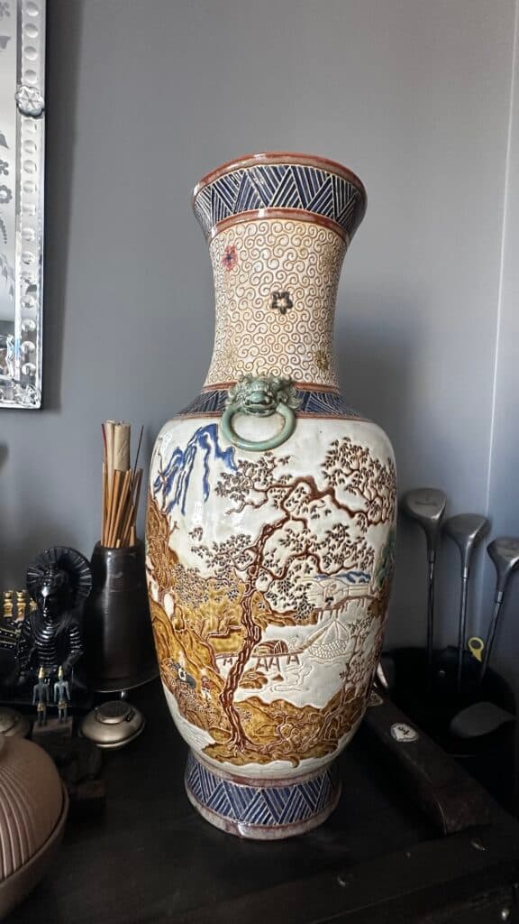 Vase chinois polychrome avec anses dragons céladon, héritage familial Vase chinois polychrome avec anses dragons céladon, héritage familial